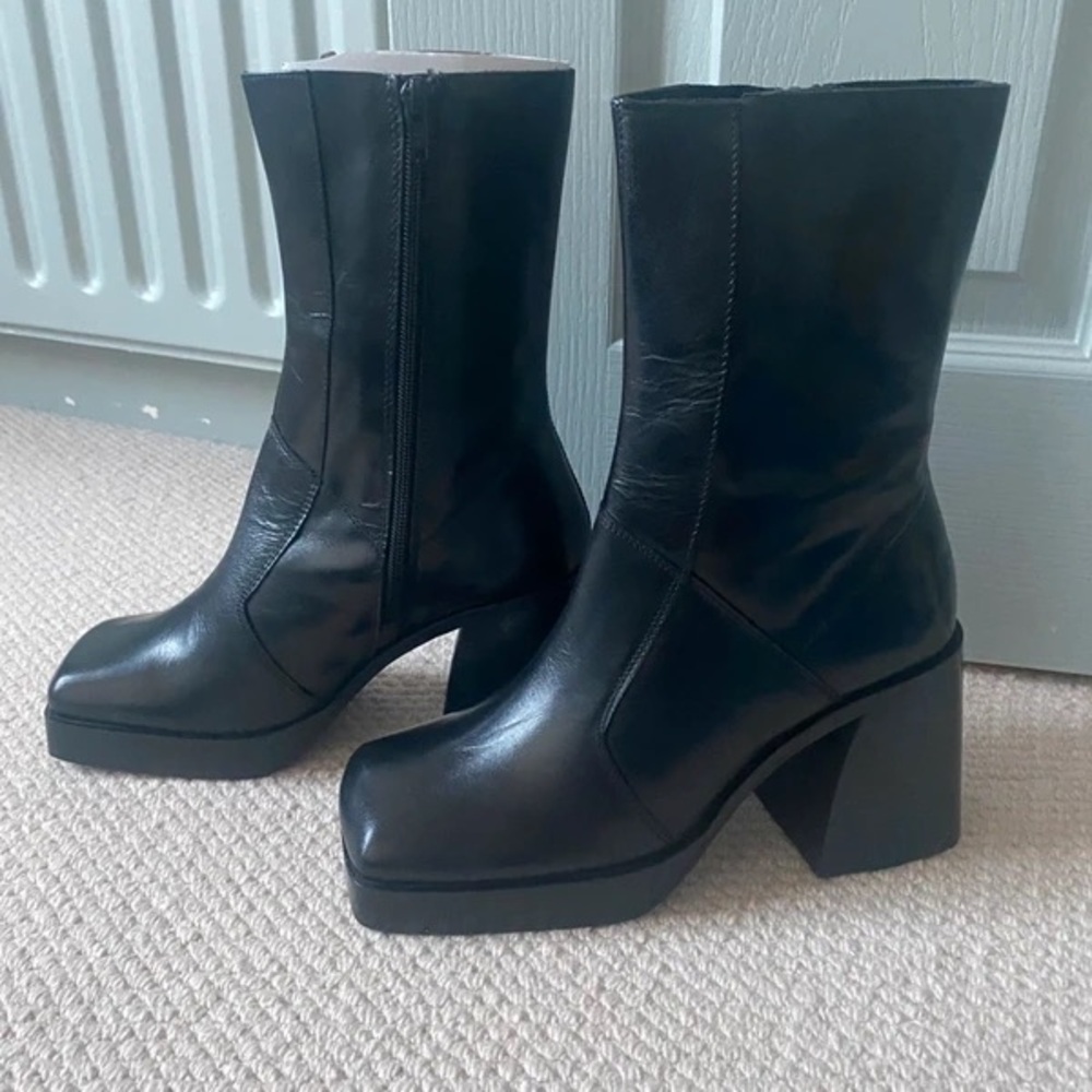 Elegant Black Heeled Boots